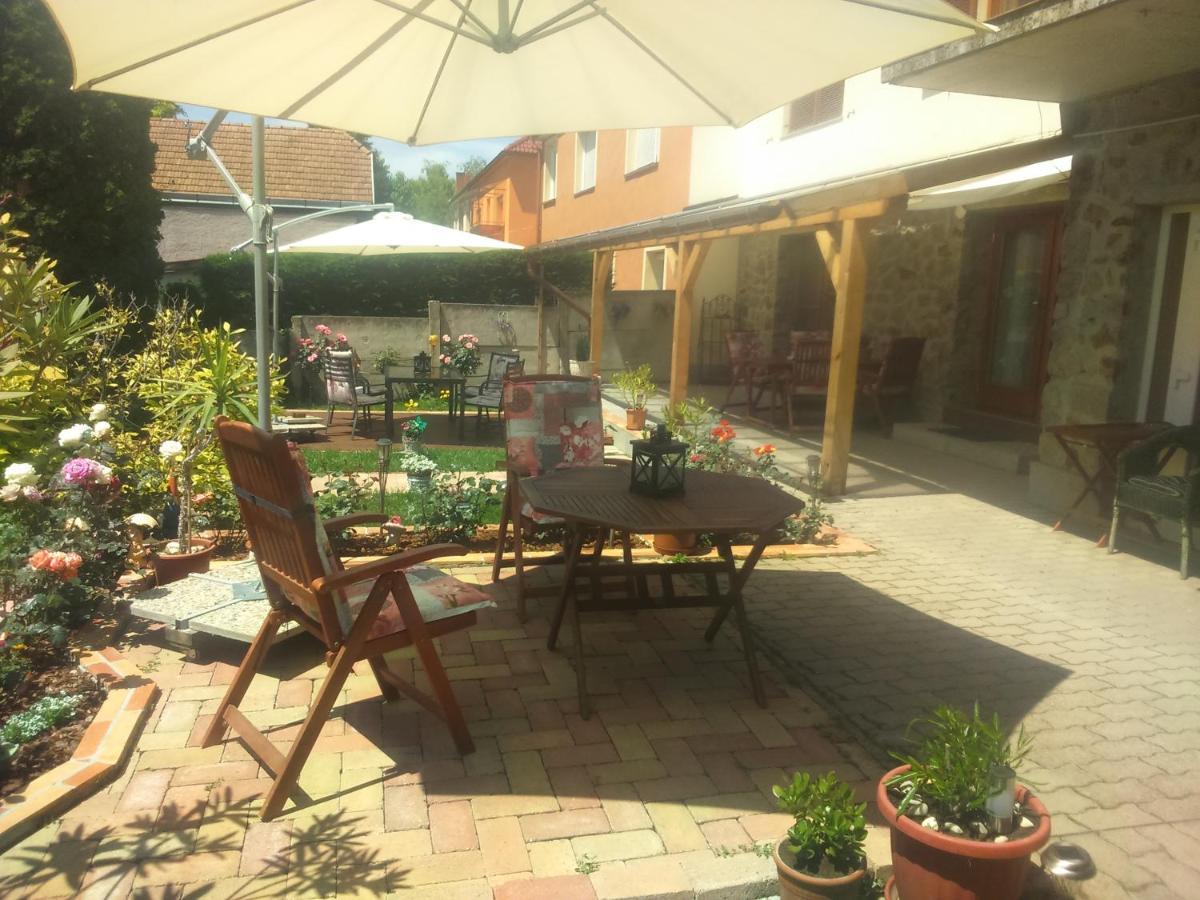 Virag Apartmanhaz Шопрон Екстер'єр фото